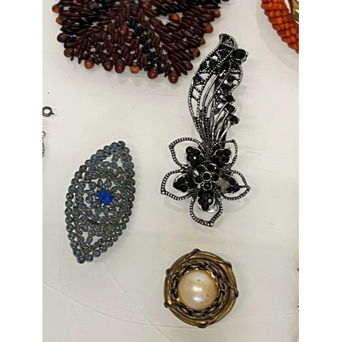 86 - A collection of costume jewellery.

This lot is available for in-house shipping