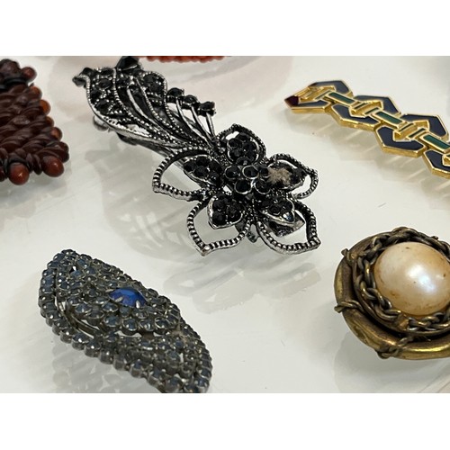 86 - A collection of costume jewellery.

This lot is available for in-house shipping