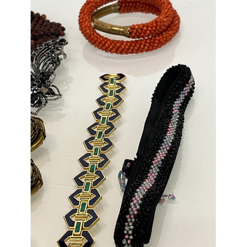 86 - A collection of costume jewellery.

This lot is available for in-house shipping