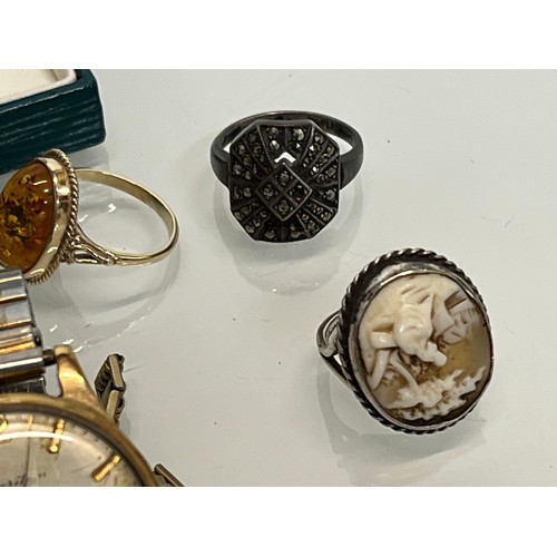 88 - A collection of vintage watches and jewellery.

This lot is available for in-house shipping