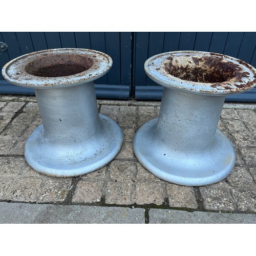 98 - Pair of large cast iron industrial harbour mooring fittings 45 cm and 37 cm in dia x 37 cm high.

Th... 