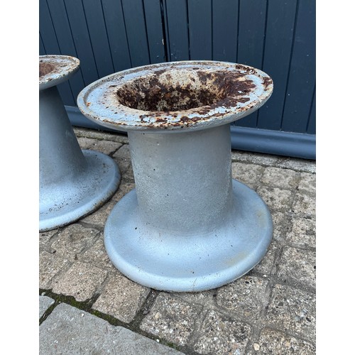 98 - Pair of large cast iron industrial harbour mooring fittings 45 cm and 37 cm in dia x 37 cm high.

Th... 