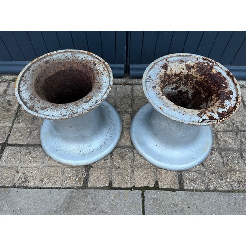 98 - Pair of large cast iron industrial harbour mooring fittings 45 cm and 37 cm in dia x 37 cm high.

Th... 