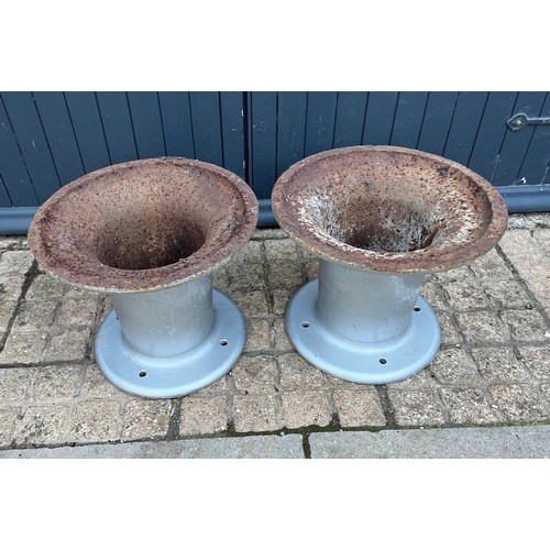 98 - Pair of large cast iron industrial harbour mooring fittings 45 cm and 37 cm in dia x 37 cm high.

Th... 