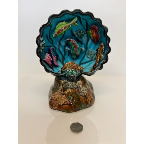 101 - A kitsch ceramic bedside Shell form lamp body filled with tropical fish.

This lot is available for ... 