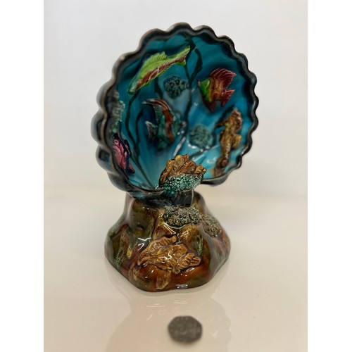 101 - A kitsch ceramic bedside Shell form lamp body filled with tropical fish.

This lot is available for ... 