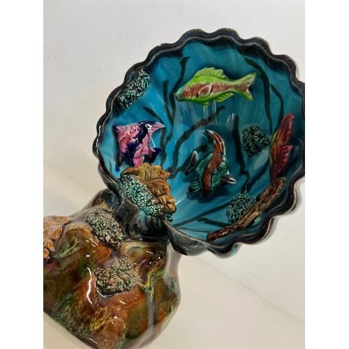 101 - A kitsch ceramic bedside Shell form lamp body filled with tropical fish.

This lot is available for ... 