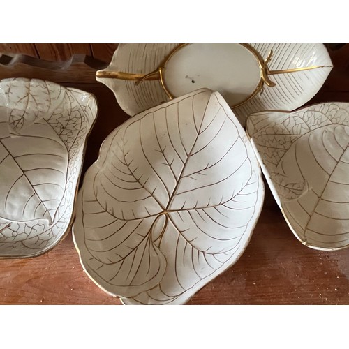 391 - Wedgewood leaf form table wares with gilded highlights.

This lot is collection only