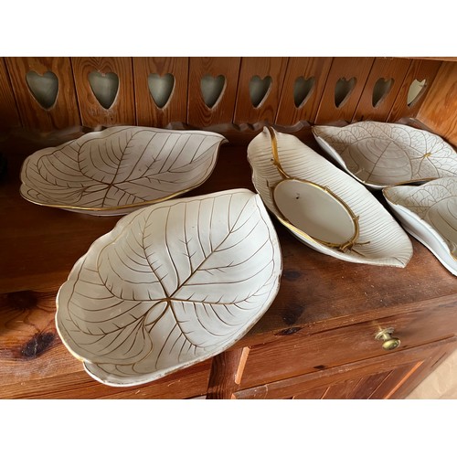 391 - Wedgewood leaf form table wares with gilded highlights.

This lot is collection only