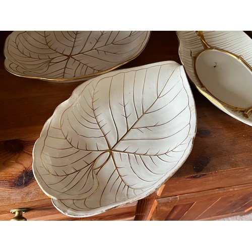 391 - Wedgewood leaf form table wares with gilded highlights.

This lot is collection only