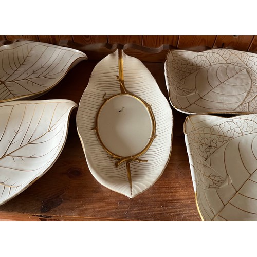 391 - Wedgewood leaf form table wares with gilded highlights.

This lot is collection only