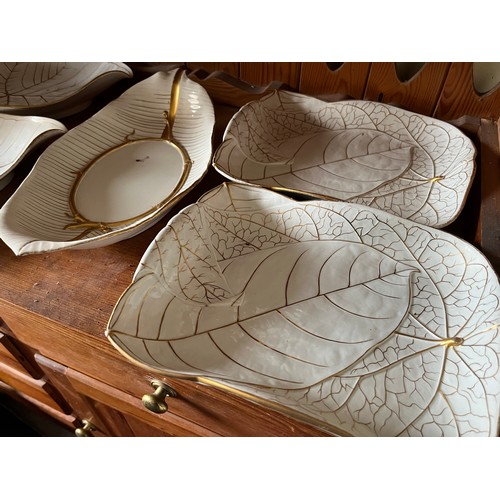 391 - Wedgewood leaf form table wares with gilded highlights.

This lot is collection only