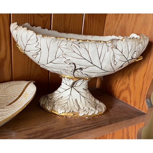 391 - Wedgewood leaf form table wares with gilded highlights.

This lot is collection only