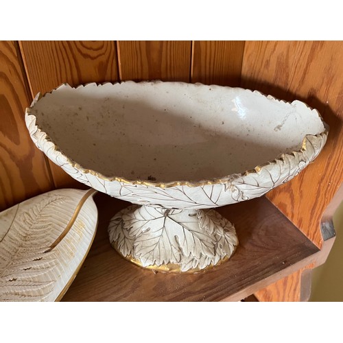 391 - Wedgewood leaf form table wares with gilded highlights.

This lot is collection only