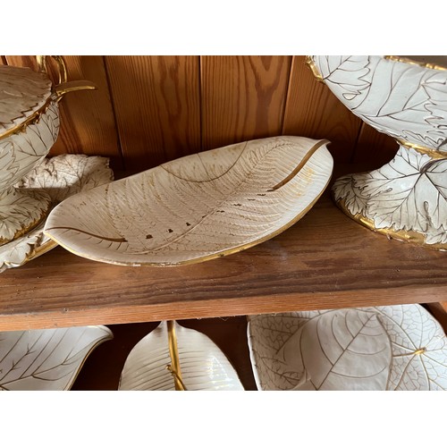 391 - Wedgewood leaf form table wares with gilded highlights.

This lot is collection only