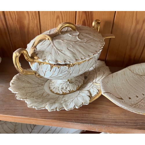 391 - Wedgewood leaf form table wares with gilded highlights.

This lot is collection only