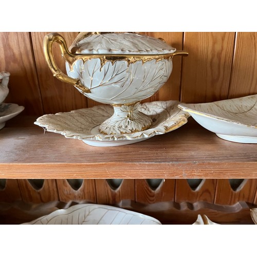 391 - Wedgewood leaf form table wares with gilded highlights.

This lot is collection only