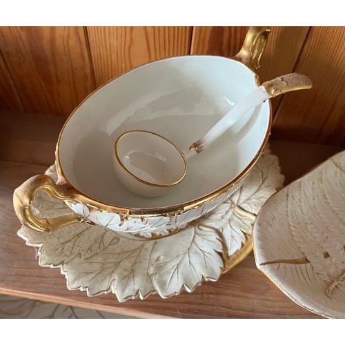 391 - Wedgewood leaf form table wares with gilded highlights.

This lot is collection only