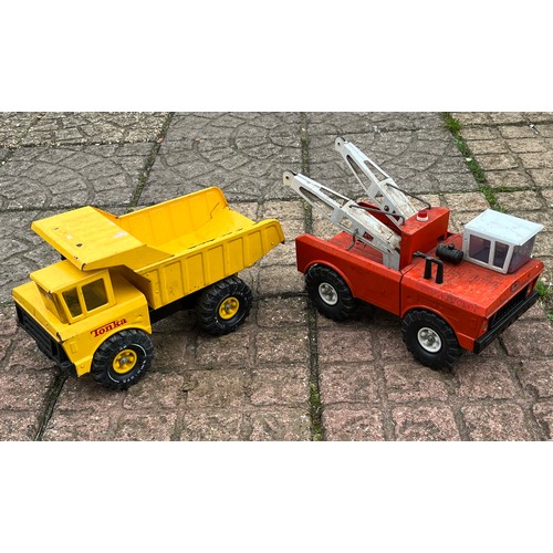 417 - A large Tonka toy dump truck and a Tonka Twin boom rescue truck.

This lot is available for in-house... 