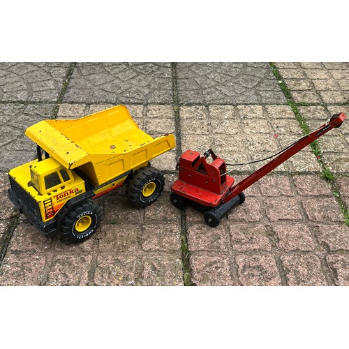 418 - A tin plate Triang Jones crane and a large Tonka Dump truck.

This lot is available for in-house shi... 