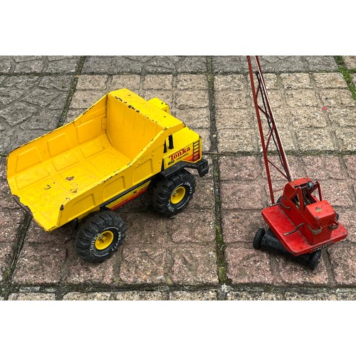 418 - A tin plate Triang Jones crane and a large Tonka Dump truck.

This lot is available for in-house shi... 