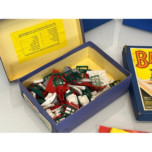 419 - A collection of boxed Bayko building sets and a catalogue.

This lot is available for in-house shipp... 