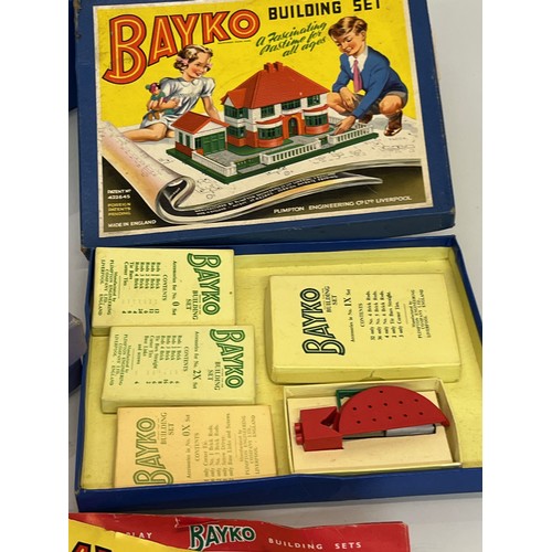 419 - A collection of boxed Bayko building sets and a catalogue.

This lot is available for in-house shipp... 