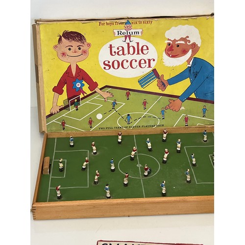 420 - Toys, Table soccer, a flick type toy enabling the ball to moved around the pitch, nice original box,... 