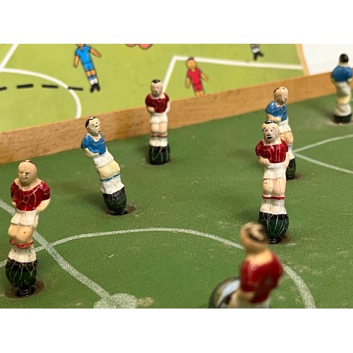 420 - Toys, Table soccer, a flick type toy enabling the ball to moved around the pitch, nice original box,... 