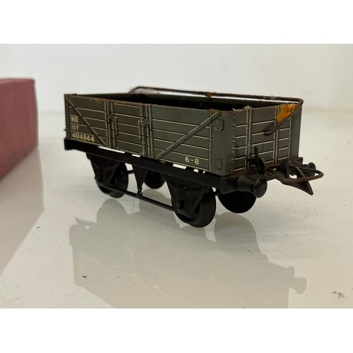 428 - Boxed Hornby O gauge Wagon with sheet rail.

This lot is available for in-house shipping