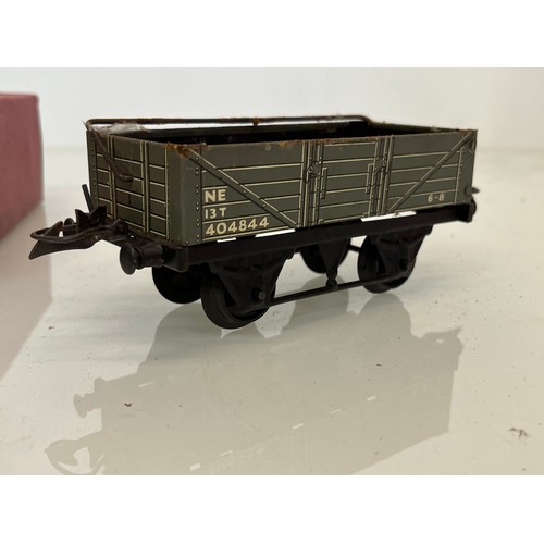 428 - Boxed Hornby O gauge Wagon with sheet rail.

This lot is available for in-house shipping