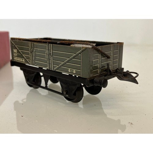 428 - Boxed Hornby O gauge Wagon with sheet rail.

This lot is available for in-house shipping