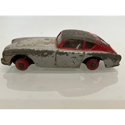 435 - A collection of diecast Dinky toys, cars and racing cars.

This lot is available for in-house shippi... 