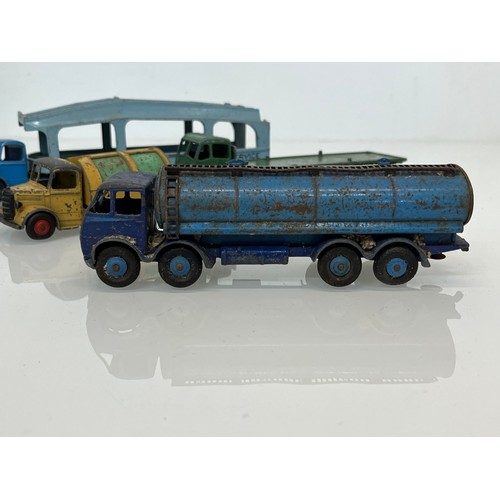 445 - A collection of diecast Dinky toys, commercial lorries and trucks.

This lot is available for in-hou... 