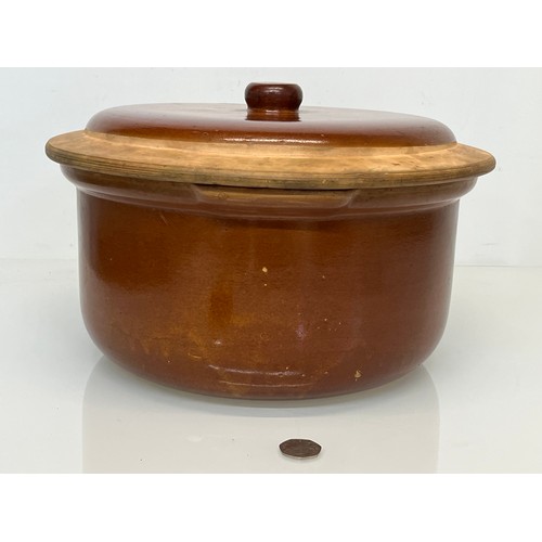 462 - Large stone ware lidded pot, 33 cm x 20 cm high.

This lot is collection only.