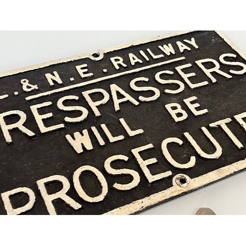 477 - Railwayania, an original L & NE Railway cast iron warning sign, 53 cm x 32 cm.

This lot is collecti... 