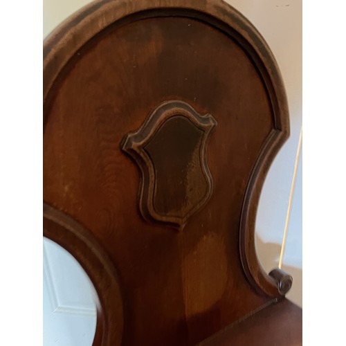 122 - A shield backed hall chair with turned front legs.

This lot is collection only