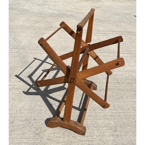 124 - Yarn Winder, folds flat for storage.

This lot is collection only