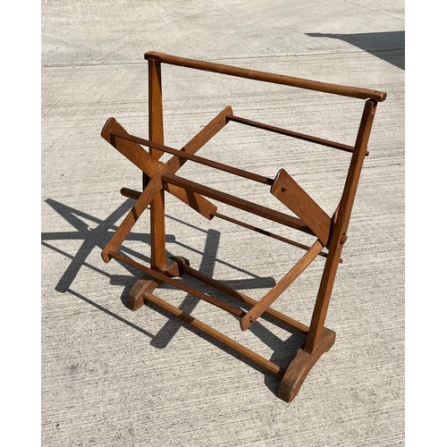 124 - Yarn Winder, folds flat for storage.

This lot is collection only