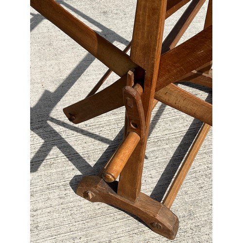 124 - Yarn Winder, folds flat for storage.

This lot is collection only