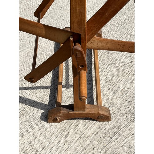 124 - Yarn Winder, folds flat for storage.

This lot is collection only
