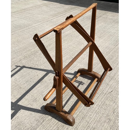 124 - Yarn Winder, folds flat for storage.

This lot is collection only