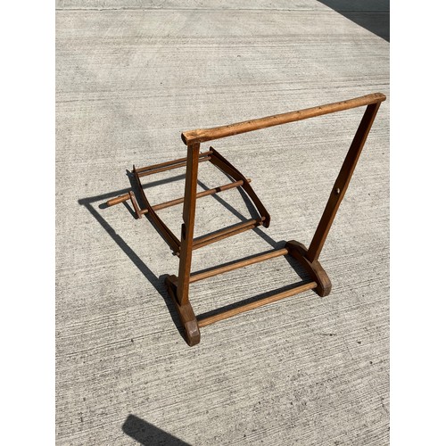 124 - Yarn Winder, folds flat for storage.

This lot is collection only