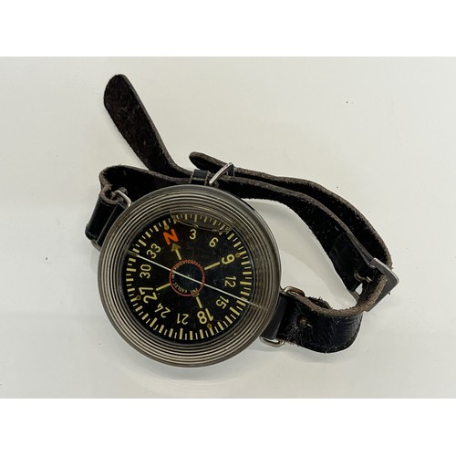 147 - German military WWII, an AK 39 wrist compass possibly Luftwaffe, 6 cm diameter.

This lot is availab... 