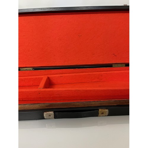 143 - Vintage gun case, 83 cm x 28 cm x 7 cm

This lot is available for in-house shipping