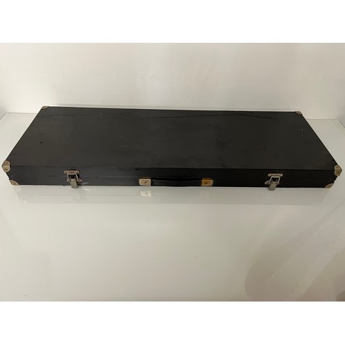 143 - Vintage gun case, 83 cm x 28 cm x 7 cm

This lot is available for in-house shipping