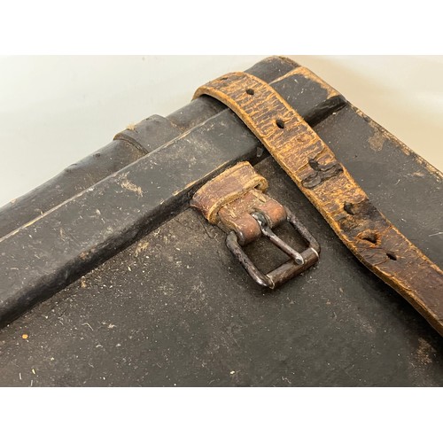 145 - Militaria, large lined canvas and wood officers trunk from WWI.  68 cm x 34 cm x 25 cm high

This lo... 