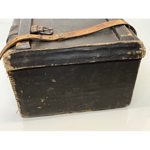 145 - Militaria, large lined canvas and wood officers trunk from WWI.  68 cm x 34 cm x 25 cm high

This lo... 