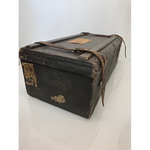 145 - Militaria, large lined canvas and wood officers trunk from WWI.  68 cm x 34 cm x 25 cm high

This lo... 