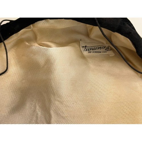 370 - Hat box and ladies hat from the late 1940’s.

This lot is available for in-house shipping